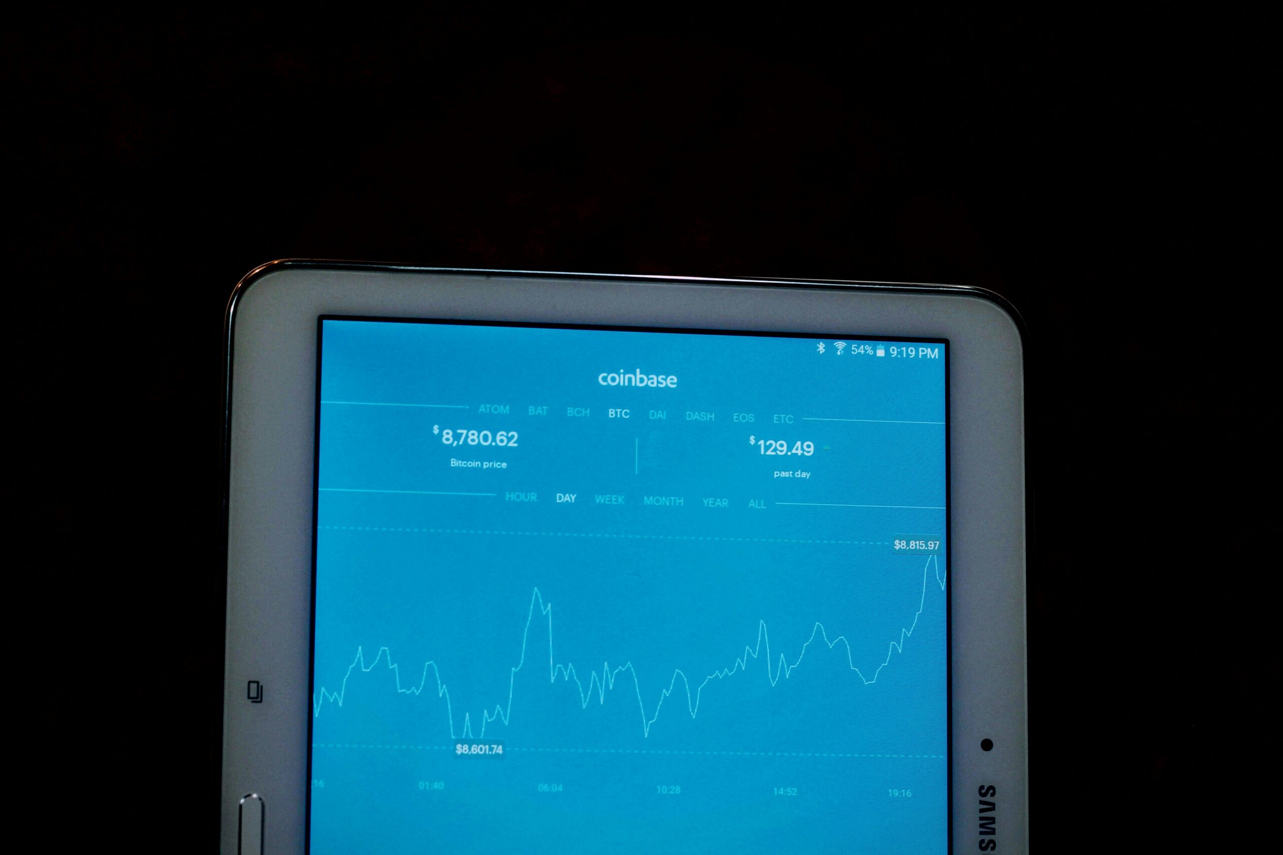 Comparison chart showing lightweight versus full-featured apps and their impact on battery usage