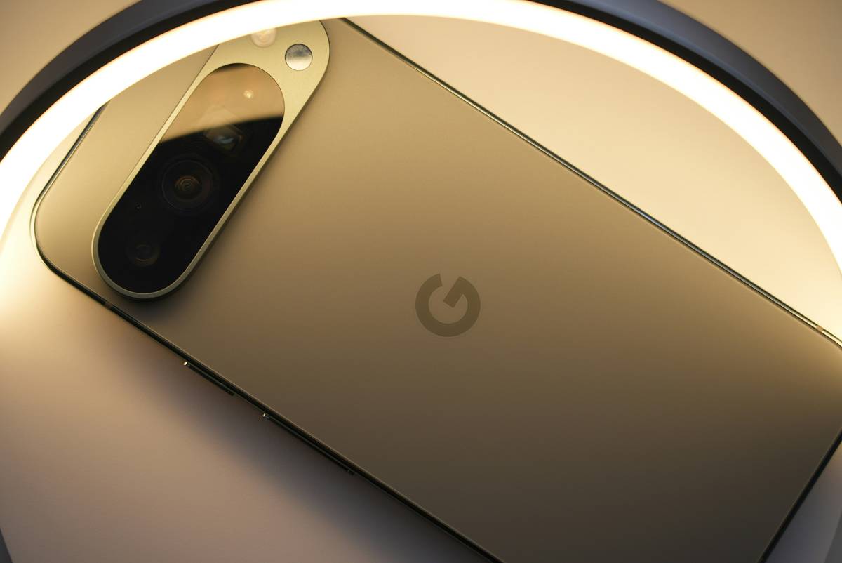 A graphic showing customizable options for call hold audio