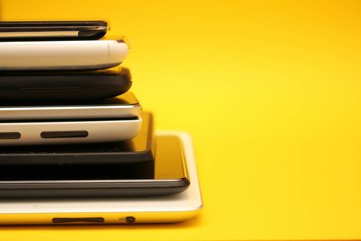 Comparison table highlighting free vs paid tools for business phone compliance