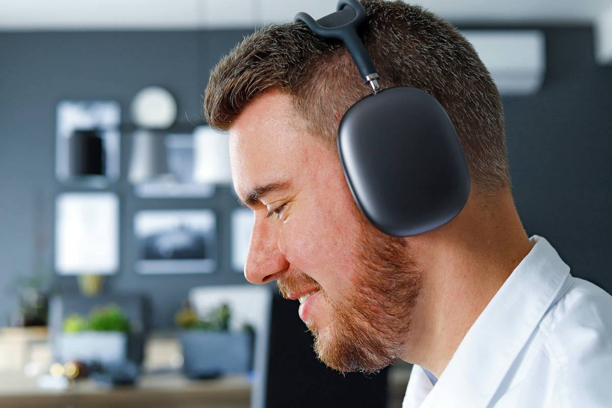 Infographic showing statistics on workplace noise impact